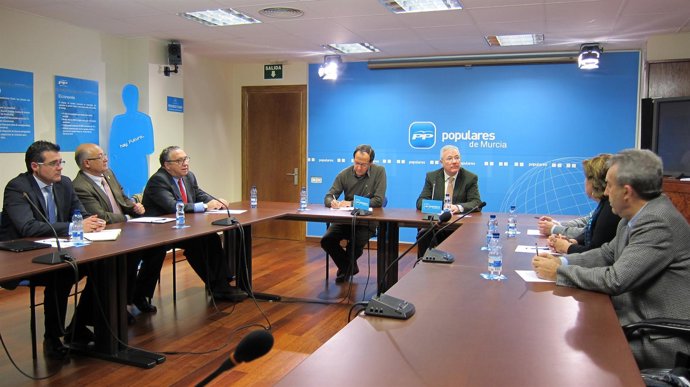 Valcárcel se reúne con alcaldes para oponerse a privatización MCT