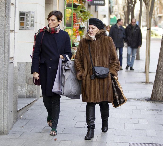 Laura Ponte junto a su madre disfrutan de compras
