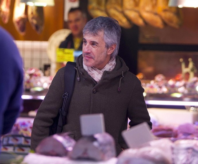 El cantante Sergio Dalma haciendo la compra