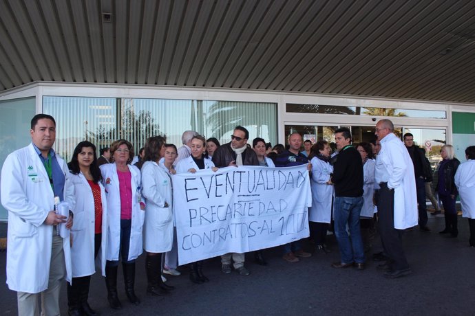 Profesionales médicos protestan ante Torrecárdenas
