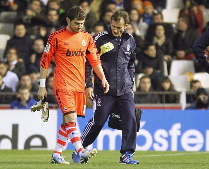 El portero del Real Madrid Iker Casillas en el momento de su lesión en Mestalla