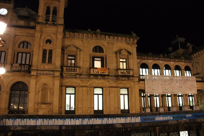Senyera en el Ayuntamiento de San Sebastián