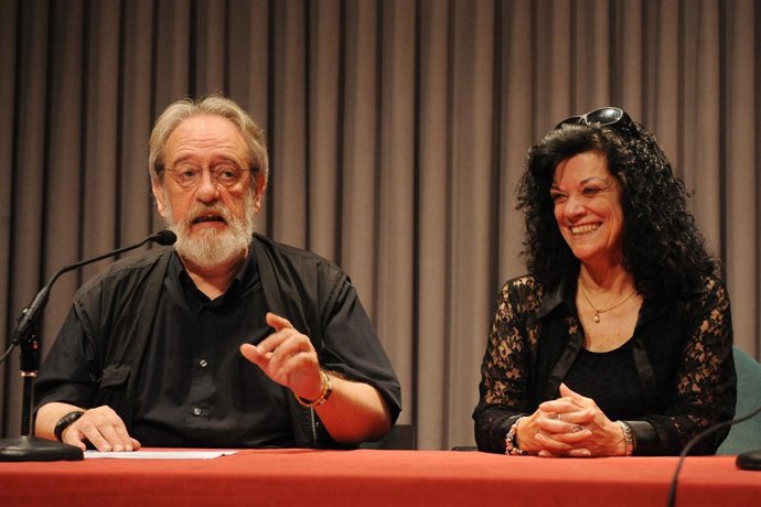 La poetisa Elena Peralta, acompañada de Enrique Gracia Trinidad