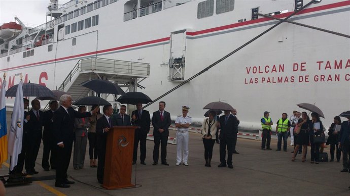 Paulino Rivero interviente tras Ana Pastor en el dique de La Esfinge