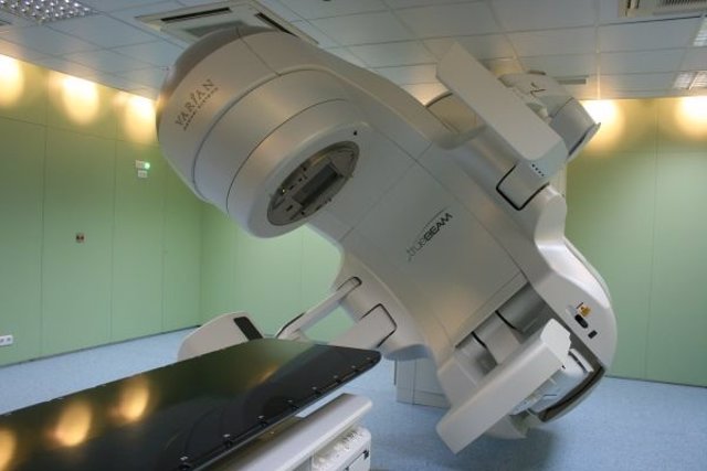 Máquina de radioterapia incoporada por el ICO para tratar el cáncer de pulmón