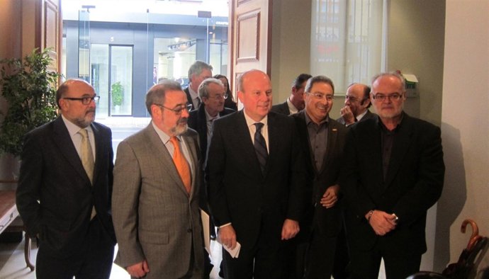 Máximo Buch (centro) junto a González (izquierda) y los sindicatos