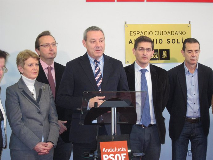Alvarez de la Chica inaugura la oficina parlamentaria del PSOE en Almería