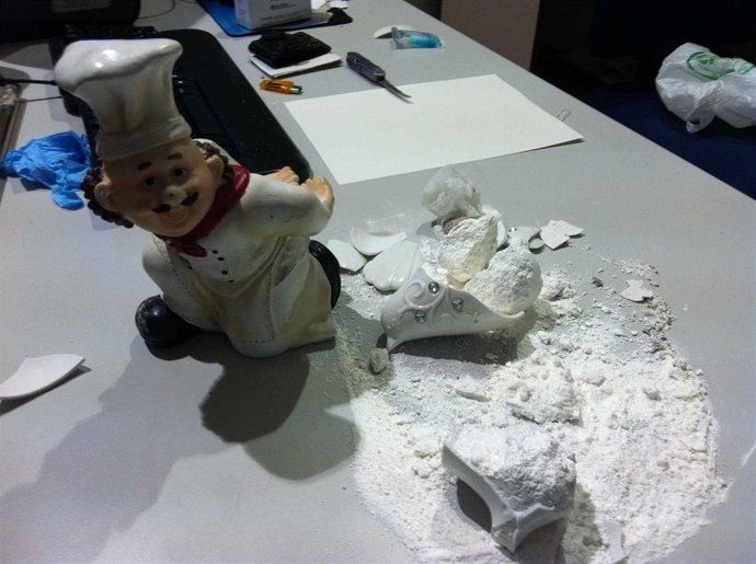 Figuras de cerámica en las que se ocultaba la droga.