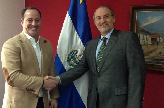 Ríos Renovables firma acuerdos de ESE en El Salvador