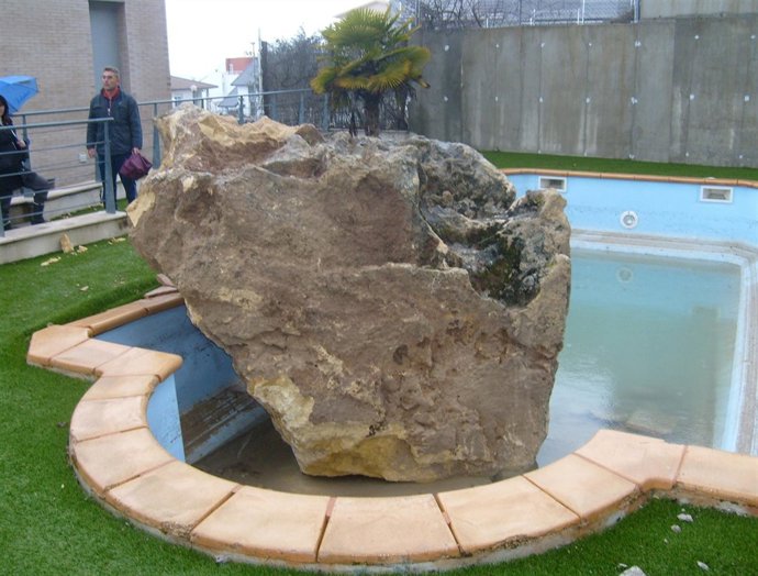 Roca de 15 T en la piscina donde se ha detenido tras desprenderse de una ladera.