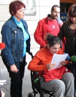 Joanna junto a su madre 