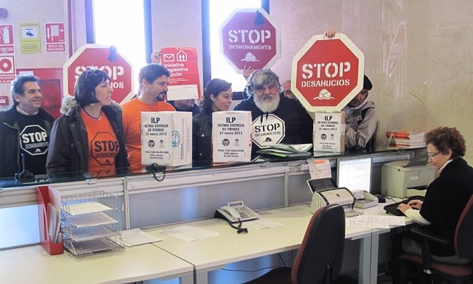 Entrega de firmas a favor de la ILP en la oficina de censo de Valencia