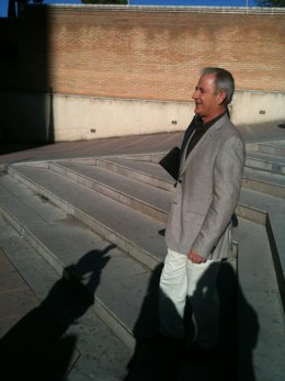 Julio Bernardo, llegando al juzgado para declarar por 'Mercamed'