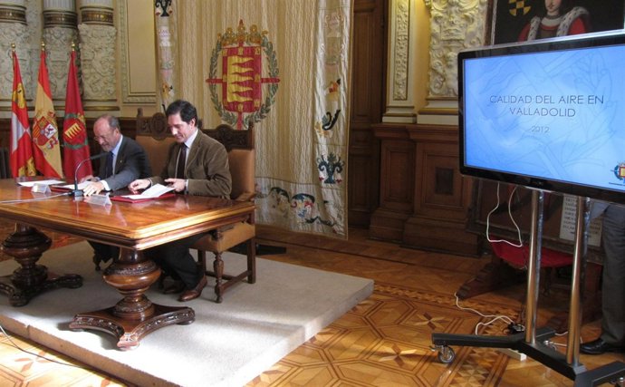 León de la Riva y Jesús Enríquez presentan datos de calidad del aire