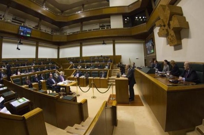 Pleno en el Parlamento vasco, adelanto de extras 2013