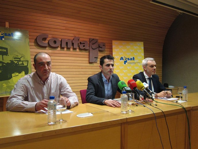 Los máximos representantes de AESAT en la sede de Confaes.