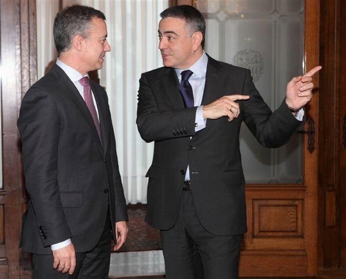 Iñigo Urkullu conversa con Javier de Andrés.