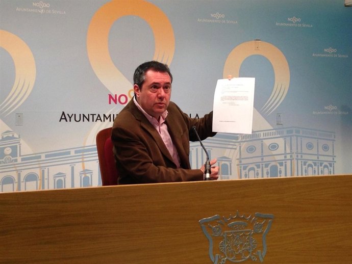 Espadas muestra el requerimiento del juzgado.