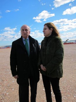 Sánchez de León y Aznar (APV) conversan en el muelle de cruceros del puerto.