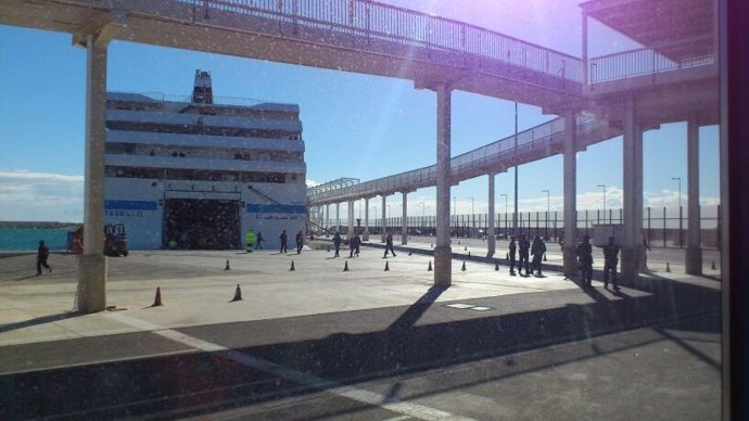 Ferry amarrado en el Puerto de Alicante a la espera de salir hacia Orán