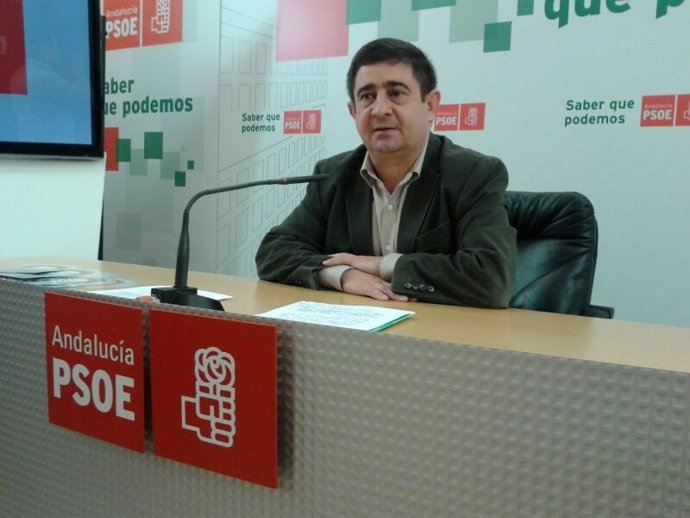 El secretario general del PSOE de Jaén, Francisco Reyes, en rueda de prensa.
