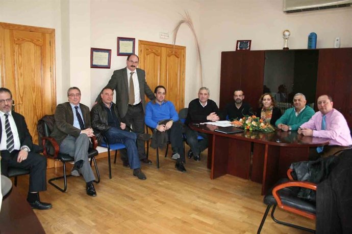 Antonio Suárez, en una reunión de trabajo en el Ayuntamiento de Benacazón