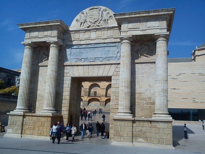 Puerta del Puente, con el Centro de Visitantes detrás