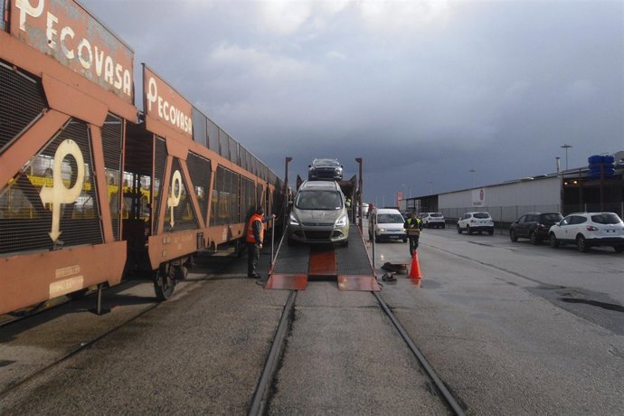 Coches Ford en el puerto de Santander