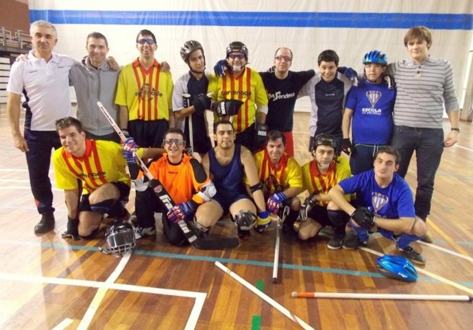 Cuerpo técnico y jugadores del equipo de hockey Special Olympics Catalunya
