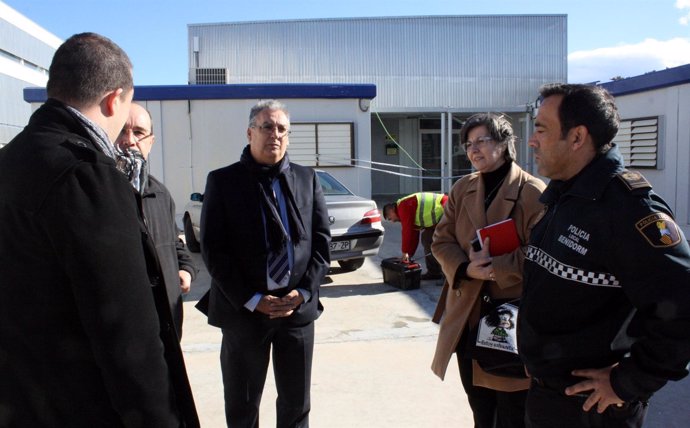 El alcalde de Benidorm visita los barracones del IES Orts i Bosch