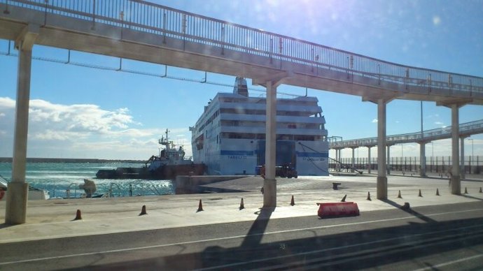 Ferry amarrado en el Puerto de Alicante a la espera de salir hacia Orán