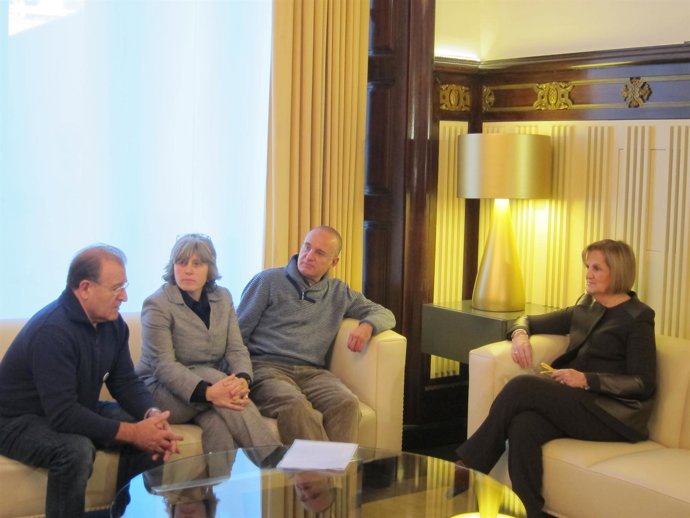 Promotores de ILP por una renta ciudadana con la presidenta N.De Gispert