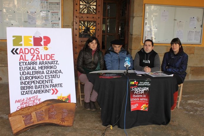 Integrantes del colectivo 'Etxarri-Aranatz 2012+1' en la rueda de prensa