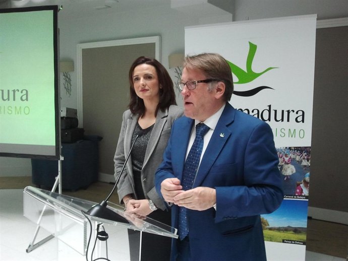 La directora general de Turismo y el consejero del Gobierno de Extremadura