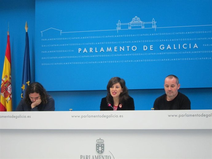 Antón Sánchez, Yolanda Díaz y Xan Duro en una rueda del Parlamento