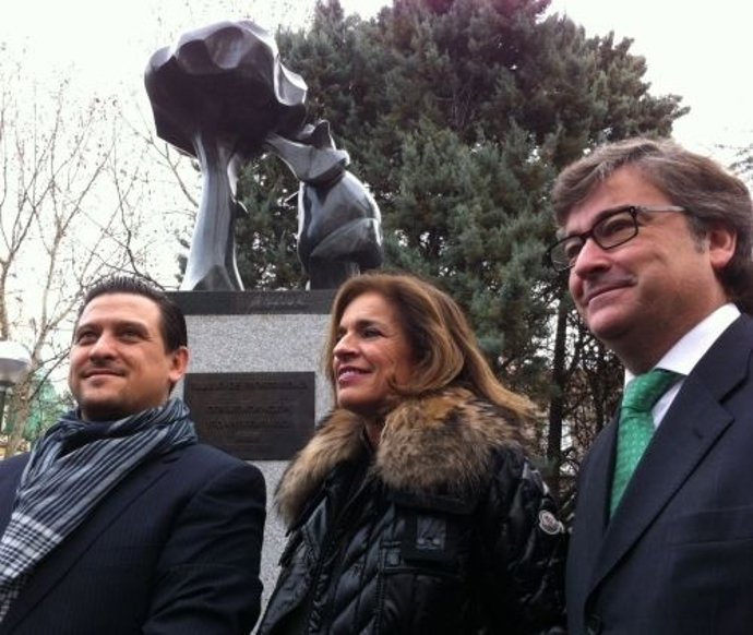 Botella en la inauguración del Oso y el Madroño de Prosperidad