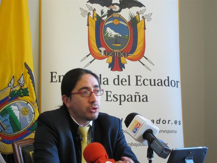 RENÉ RAMÍREZ, BECAS ECUADOR