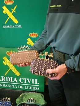 Bolsos incautados con puños americanos incorporados