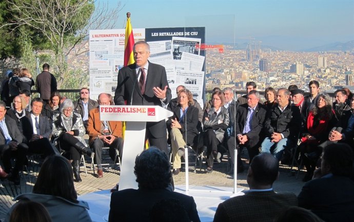 Pere Navarro (PSC), rodeado de alcaldes y concejales socialistas
