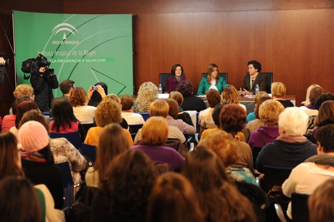 Susana Díaz en encuentro con colectivos de mujeres                    