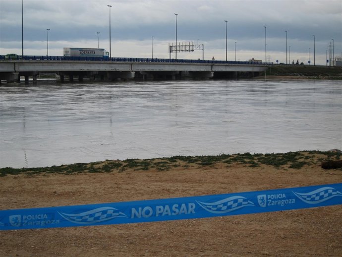 Crecida del Ebro y zona acotada por la Policía Local