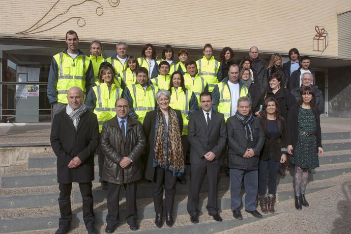 Goicoechea, con las autoridades locales y los participantes en el taller.