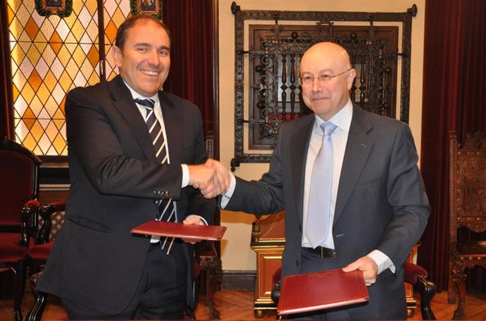 Bello firma el convenio.