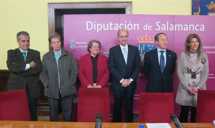 Representanes de Diputación, Cáritas y Cruz Roja en La Salina