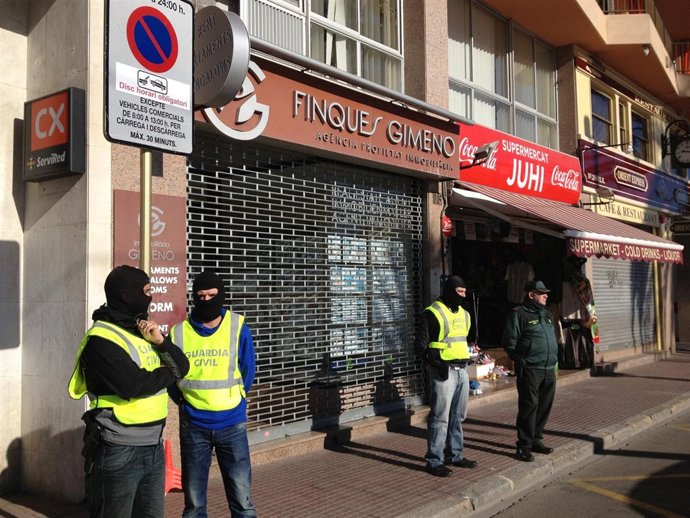 Guardia civiles en la operación contra la mafia en Lloret de Mar