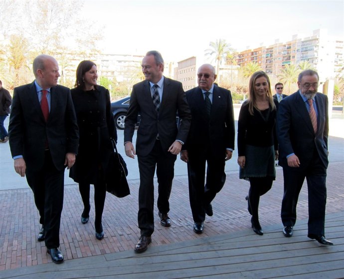 Fabra a su llegada al acto del Ivefa con Buch, Català, Noblejas y González.