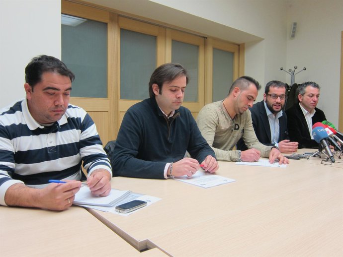 Representantes del PSOE y de los trabajadores mineros de CMC