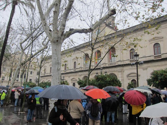 Trabajadores municipales concentrados hasta el Ayuntamiento.
