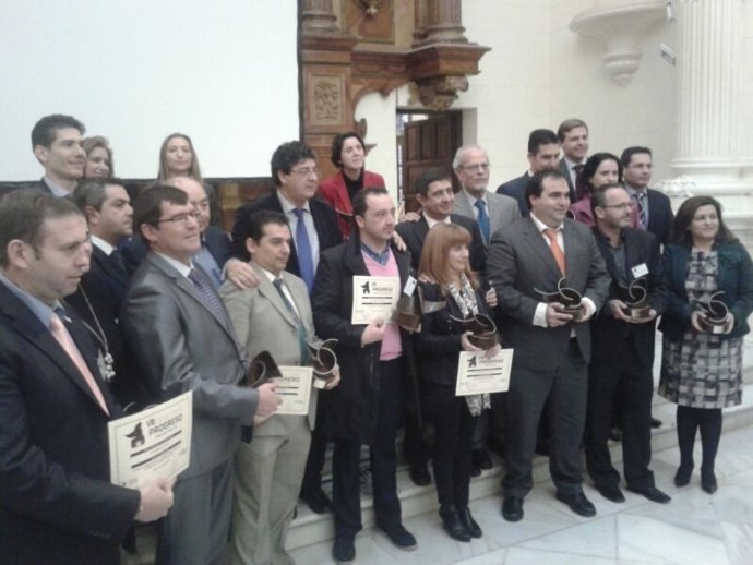 El vicepresidente de la Junta de Andalucía con los premiados