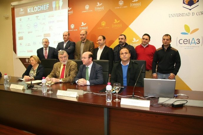 Foto de familia de los chefs, organizadores y patrocinadores